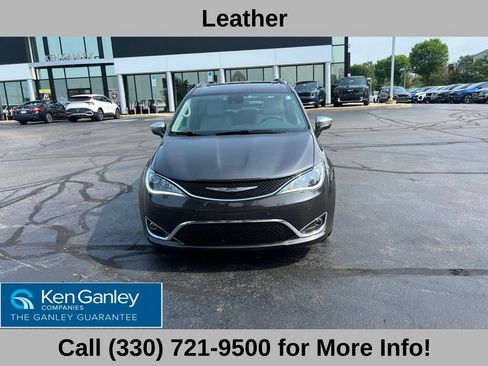 Used 2020 Chrysler Pacifica Limited w/ Tire & Wheel Group FWD image 2