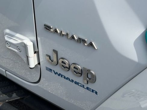 Used 2023 Jeep Wrangler Unlimited Sahara AWD/4WD image 3