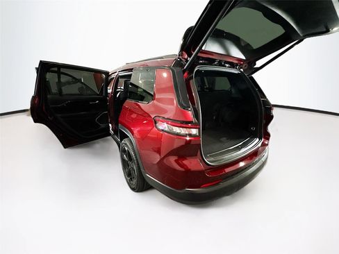 Used 2022 Jeep Grand Cherokee L Laredo RWD image 39