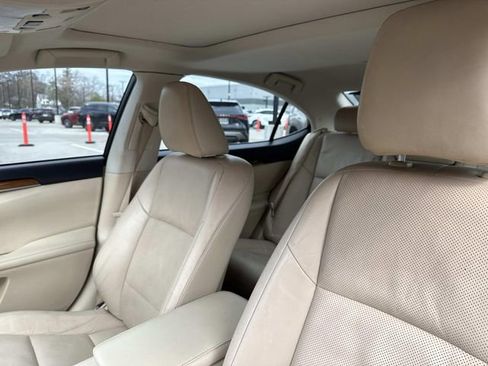 Used 2014 Lexus ES 300h w/ Luxury Package w/Bamboo Trim FWD image 32
