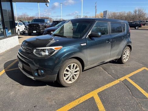 Used 2017 Kia Soul + image 4