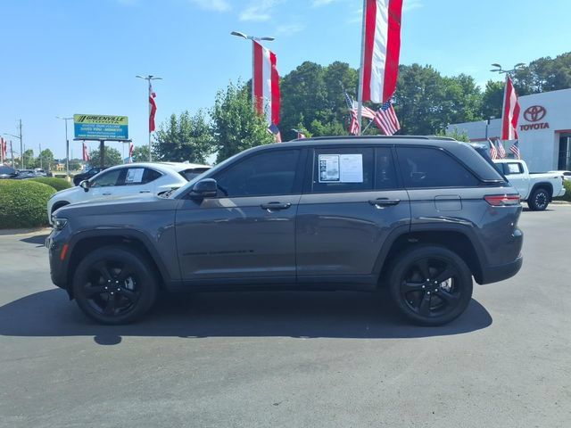 Used 2023 Jeep Grand Cherokee Altitude AWD/4WD image 3