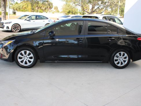 Used 2022 Toyota Corolla LE image 2