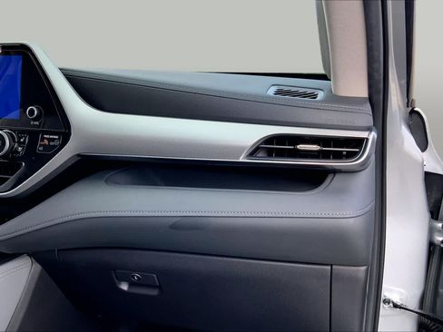 Certified 2025 Toyota Highlander Platinum AWD/4WD image 18