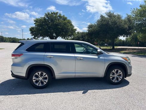 Used 2015 Toyota Highlander Plus FWD image 9