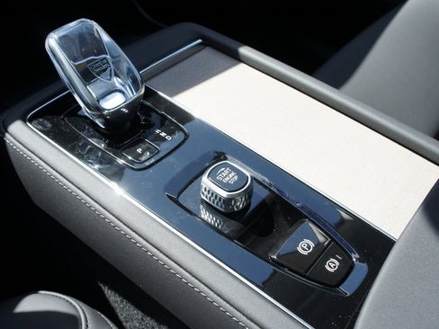 New 2025 Volvo XC90 T8 Core w/ Climate Package image 13