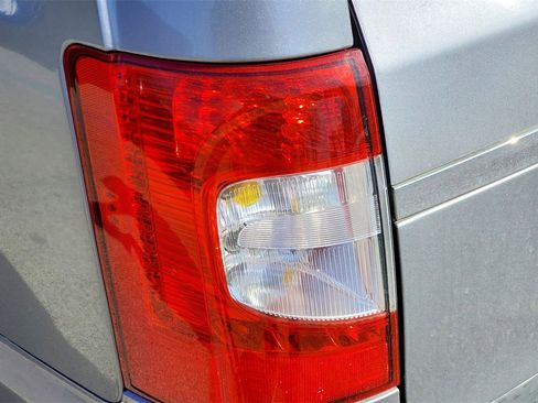 Used 2016 Chrysler Town & Country Touring image 8