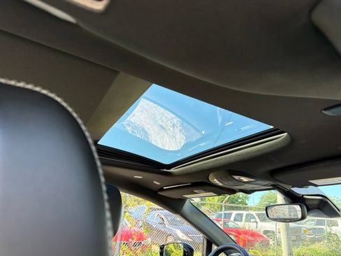 Used 2025 Chrysler Pacifica Limited FWD image 13