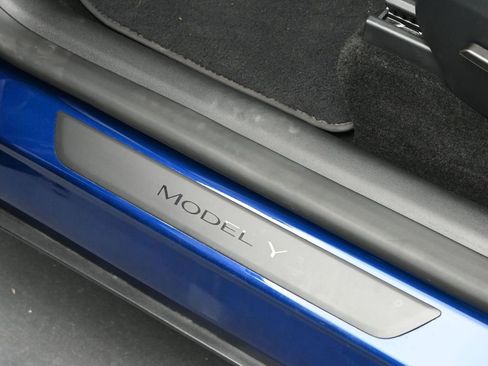 Used 2024 Tesla Model Y Long Range image 12