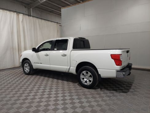 Used 2019 Nissan Titan SV image 2