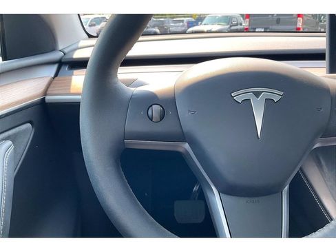 Used 2025 Tesla Model Y Long Range RWD image 16