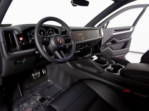 New 2026 Porsche Cayenne S image 4