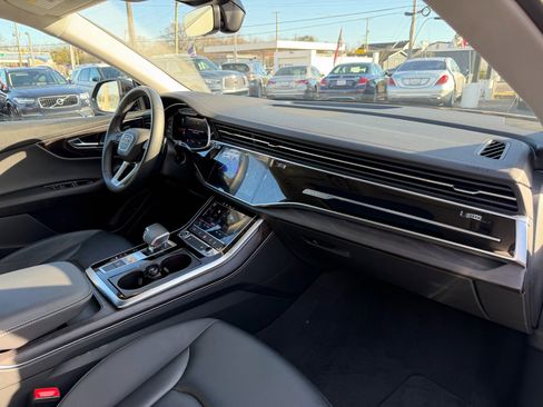 Used 2023 Audi Q8 Premium image 24