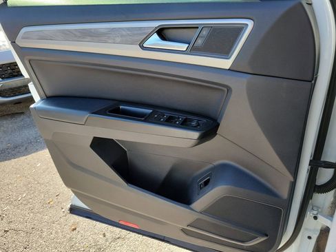 Used 2020 Volkswagen Atlas Cross Sport SE image 21