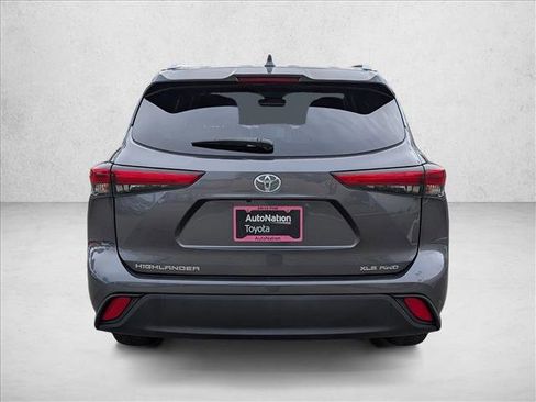 Certified 2021 Toyota Highlander XLE image 6