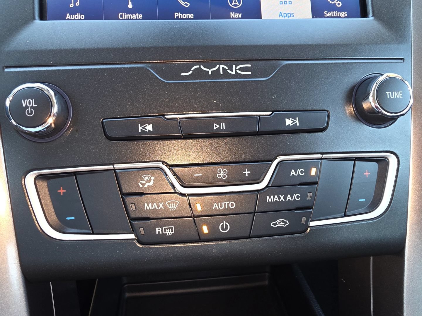 Used 2020 Ford Fusion SE FWD image 17