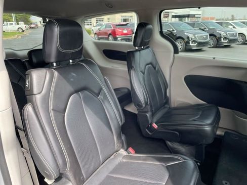 Used 2023 Chrysler Pacifica Touring-L image 15