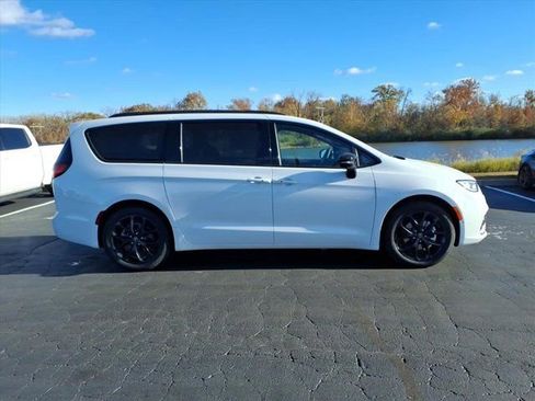New 2026 Chrysler Pacifica Select w/ S Appearance Package image 19