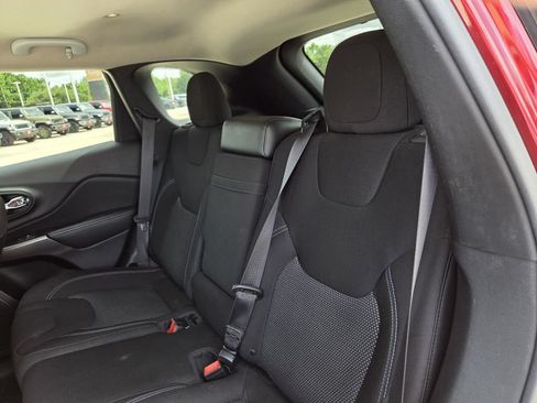 Used 2019 Jeep Cherokee Latitude w/ Popular Appearance Group FWD image 36