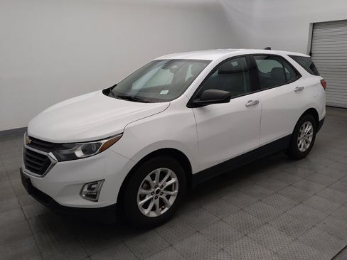 Used 2018 Chevrolet Equinox LS FWD image 2