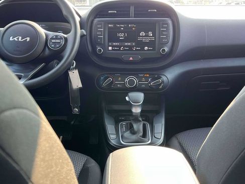 Used 2025 Kia Soul LX w/ LX Technology Package FWD image 3