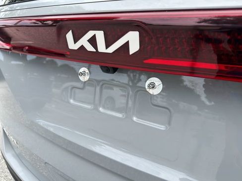 Used 2024 Kia Carnival EX FWD image 9