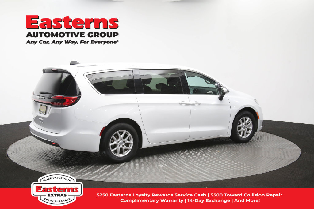 Used 2023 Chrysler Pacifica Touring-L FWD image 46