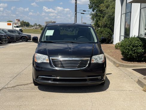Used 2012 Chrysler Town & Country Touring w/ Entertainment Group #1 FWD image 18