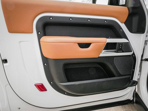 Used 2023 Land Rover Defender 90 X-Dynamic SE image 14