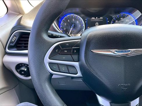 Used 2018 Chrysler Pacifica Touring Plus w/ Tire & Wheel Group FWD image 6
