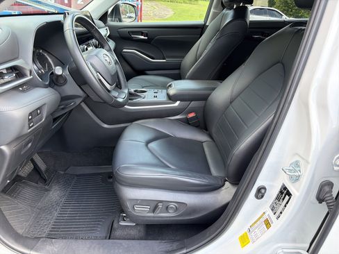 Used 2023 Toyota Highlander XLE FWD image 9