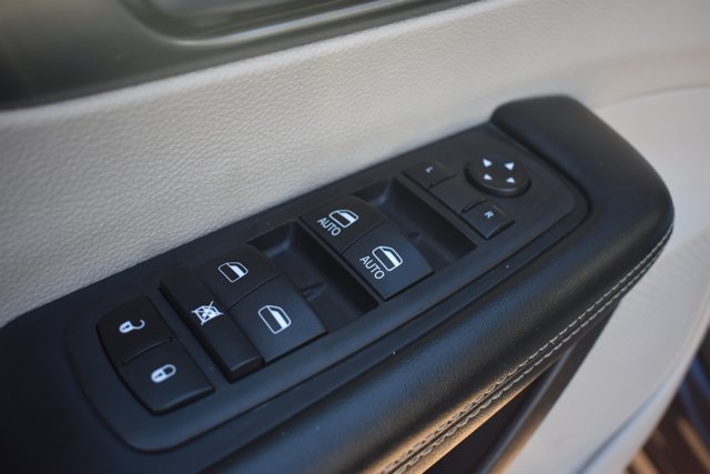 Used 2023 Chrysler Pacifica Touring-L FWD image 12