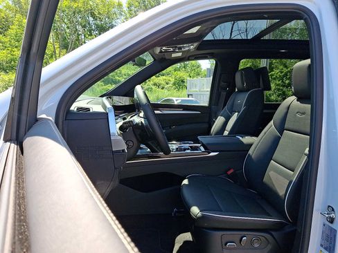 Used 2026 Cadillac Escalade ESV Luxury w/ Touring Package AWD/4WD image 15
