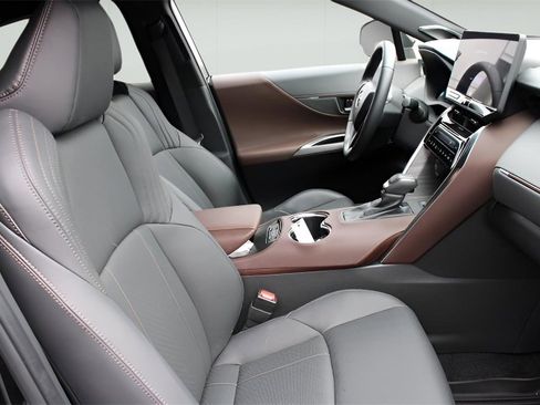 Used 2023 Toyota Venza Limited image 23