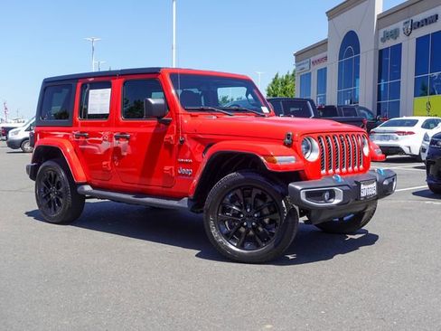 Used 2023 Jeep Wrangler Unlimited Sahara w/ Dual Top Group AWD/4WD image 5