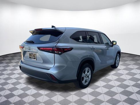 Used 2025 Toyota Highlander LE FWD image 9