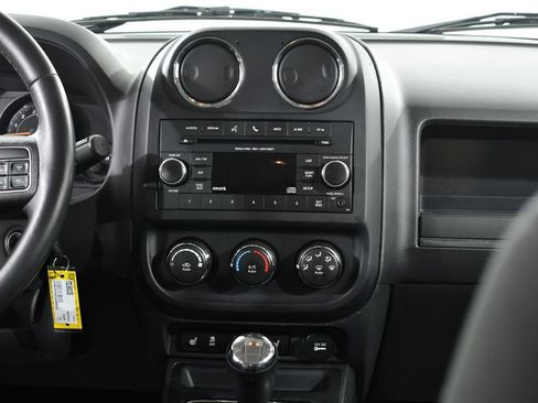 Used 2015 Jeep Patriot Latitude AWD/4WD image 9