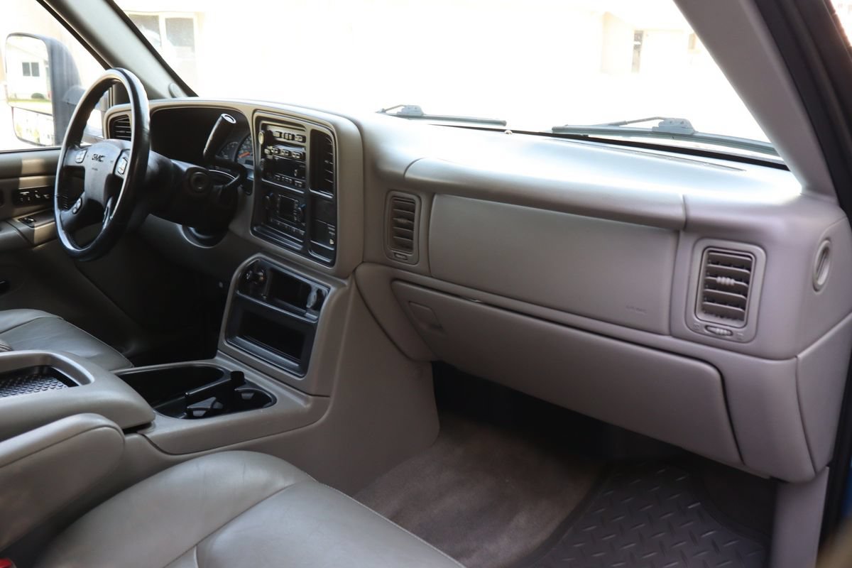 Used 2004 GMC Sierra 2500 SLT w/ Heavy-Duty Power Package AWD/4WD image 17
