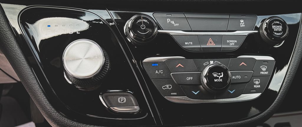 Used 2019 Chrysler Pacifica Limited w/ S Appearance Package FWD image 14