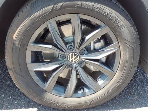 Certified 2024 Volkswagen Tiguan SE image 9