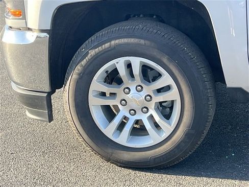 Certified 2018 Chevrolet Silverado 1500 LT w/ LT Convenience Package image 28