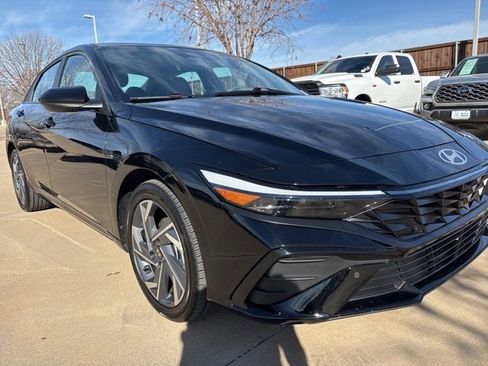 Used 2025 Hyundai Elantra SEL image 2