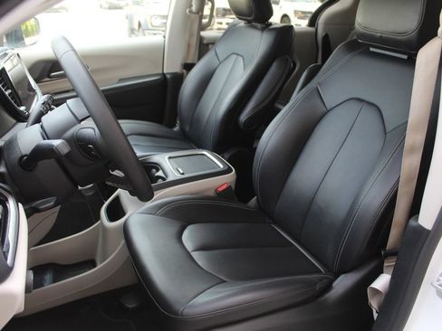 Used 2024 Chrysler Pacifica Touring-L FWD image 31