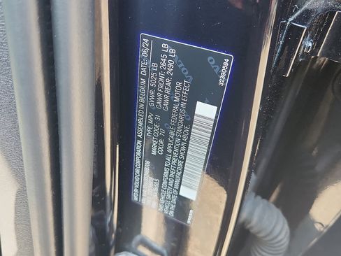 Used 2025 Volvo XC40 B5 Core image 28