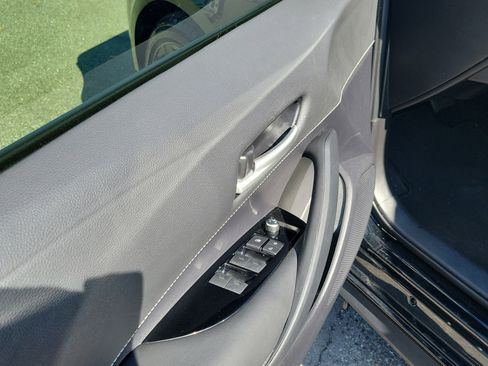 Used 2021 Toyota Corolla SE image 6