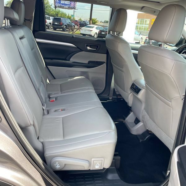 Used 2019 Toyota Highlander XLE AWD/4WD image 27