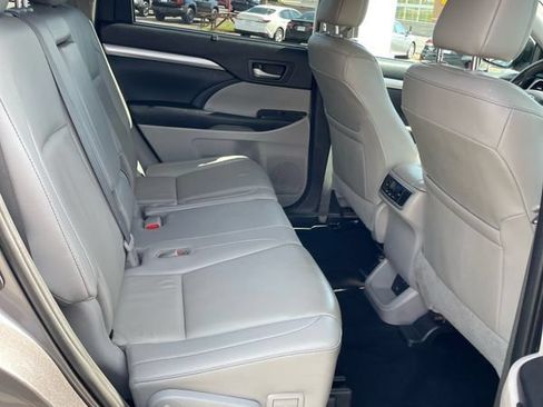 Used 2019 Toyota Highlander XLE AWD/4WD image 27