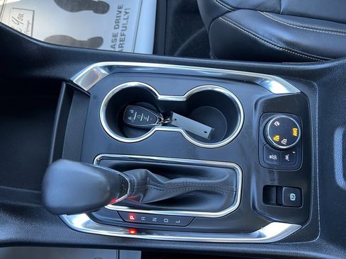 Used 2021 Chevrolet Traverse LT w/ LT Premium Package image 16