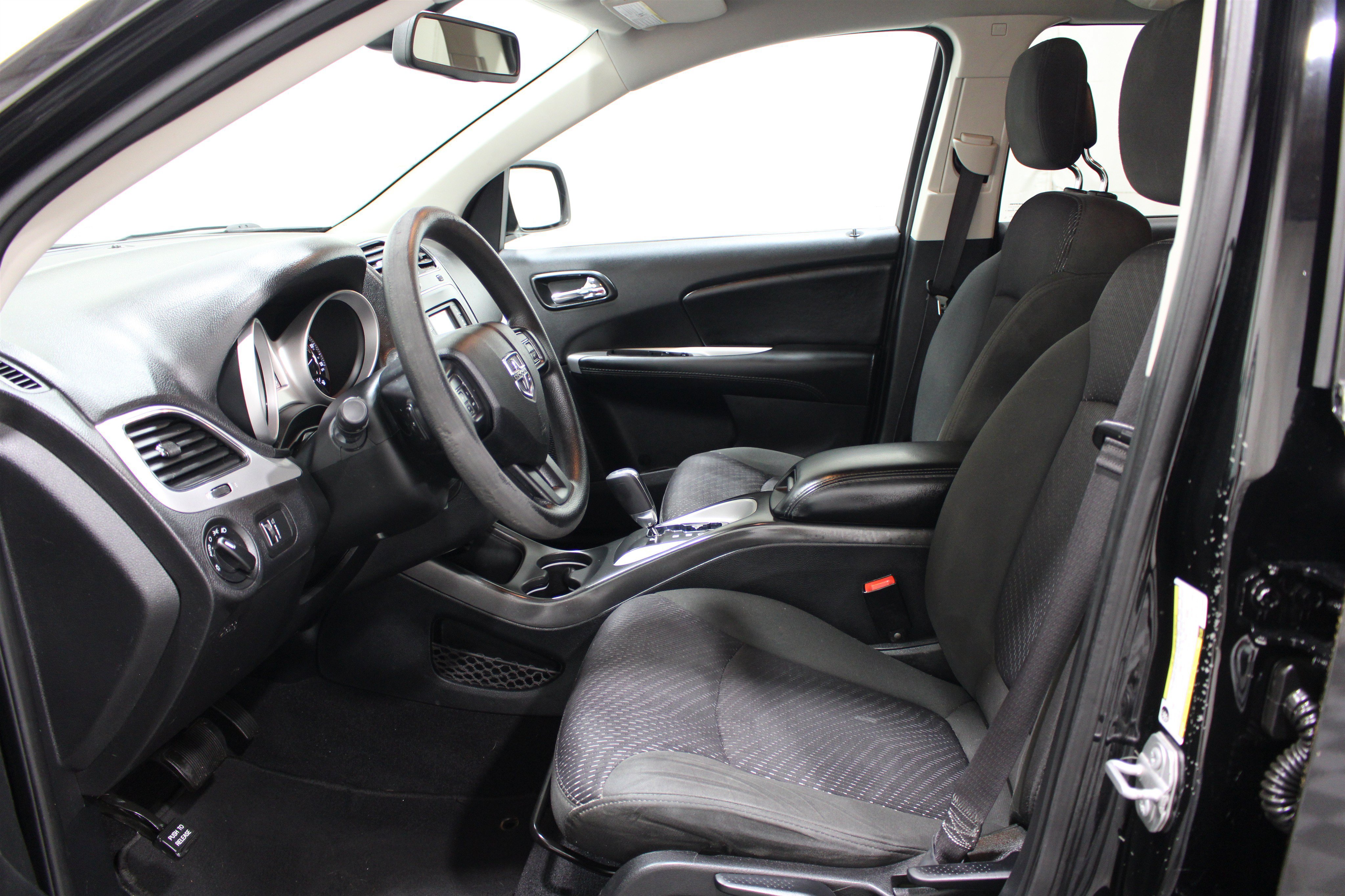 Used 2019 Dodge Journey SE FWD image 3