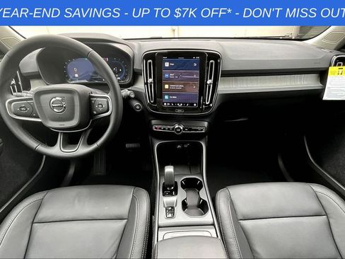 Used 2025 Volvo XC40 B5 Core image 9